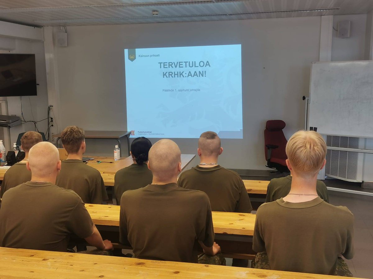 Varusmiesjohtajat valmistautuvat ottamaan uudet alokkaat vastaan 7.  heinäkuuta.

Kranaatinheitinkomppaniassa orientoiduttiin päällikön oppitunnilla saapumiserän 225 vastaanottoon.

#kaipr #maavoimat #inttiarki