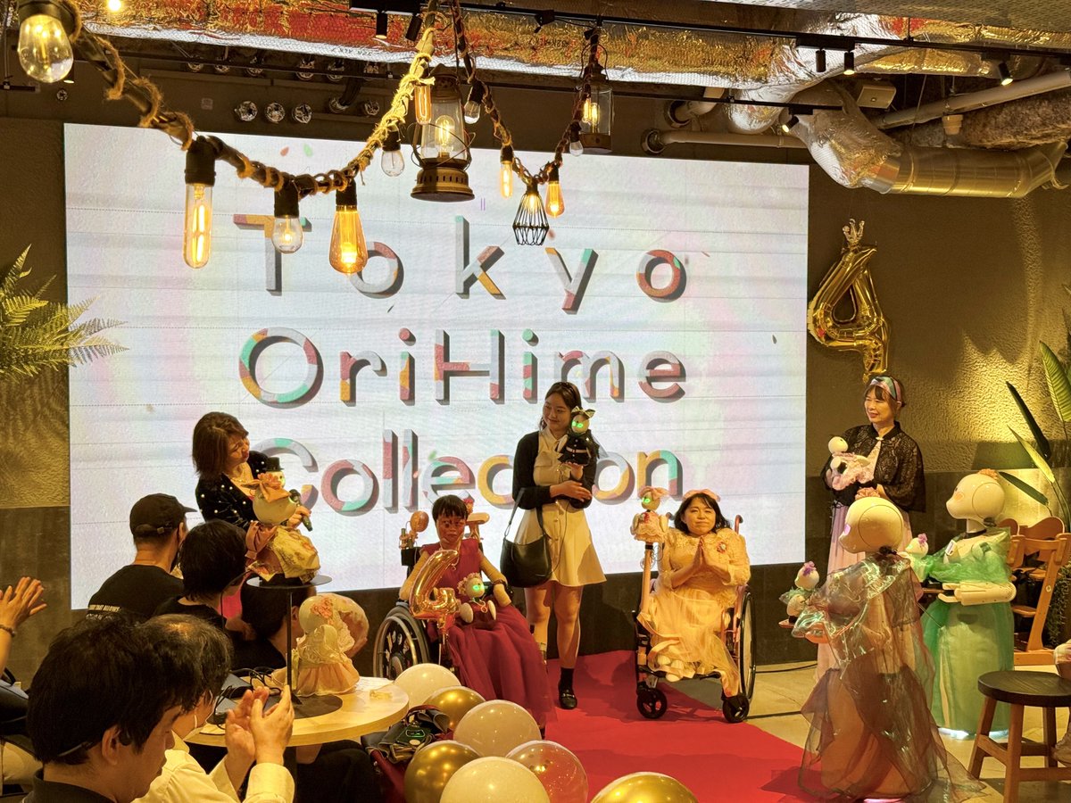 OryLaboratory's tweet photo. 先週21日、分身ロボットカフェDAWN 4周年特別イベント「Tokyo OriHime Collection」が無事開催されました🎉🙌
生身モデルさんとOriHimeモデルさんがゴージャスなドレスを着こなし、華やかにランウェイを歩く様子に、会場は熱気に包まれていました🦿🤩

こうして皆さまと4周年をお祝いすることができて感激です🩷🫶
来年の5周年に向けて引き続き取り組んでまいります✨🫡