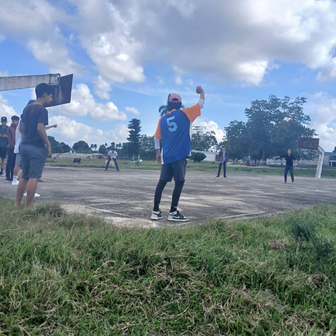 RamiroR32543692's tweet photo. En #Meneses, del Plan Turquino de #Yaguajay, se hizo presente la #TomaDeportivaSiempreJoven, con el Béisbol 5. #SanctiDpiritusEnMarcha. @LaideliSantanaCarrero @milian_mileydi @MichelZerqueraMartinez @JulianTomePerez @JitDeportivo https://t.co/dVW9GRFNTj