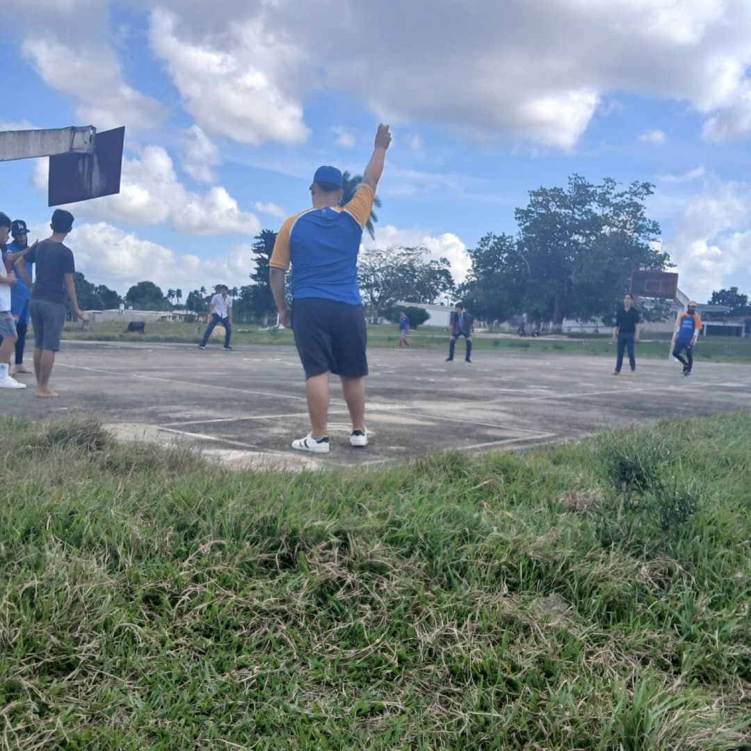 RamiroR32543692's tweet photo. En #Meneses, del Plan Turquino de #Yaguajay, se hizo presente la #TomaDeportivaSiempreJoven, con el Béisbol 5. #SanctiDpiritusEnMarcha. @LaideliSantanaCarrero @milian_mileydi @MichelZerqueraMartinez @JulianTomePerez @JitDeportivo https://t.co/dVW9GRFNTj
