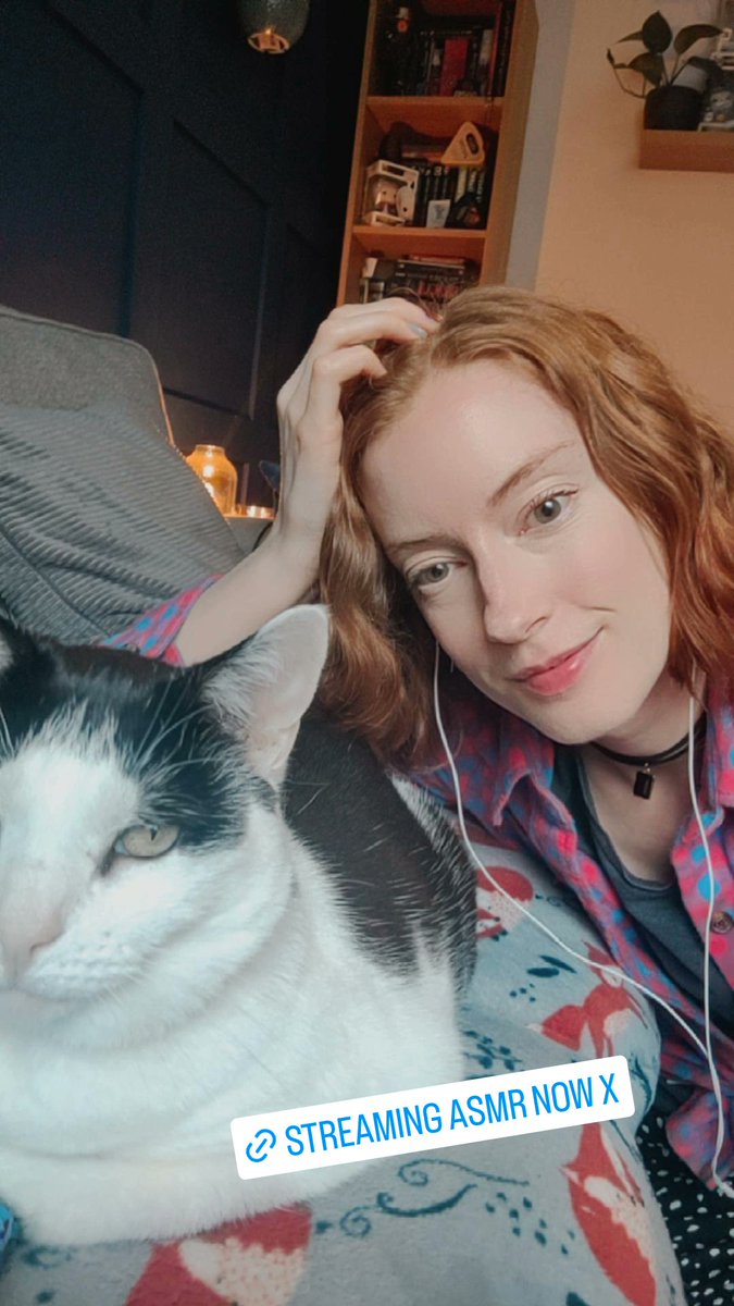 Say hi to Paige &amp; I 😸💚 twitch.tv/misschloeasmr