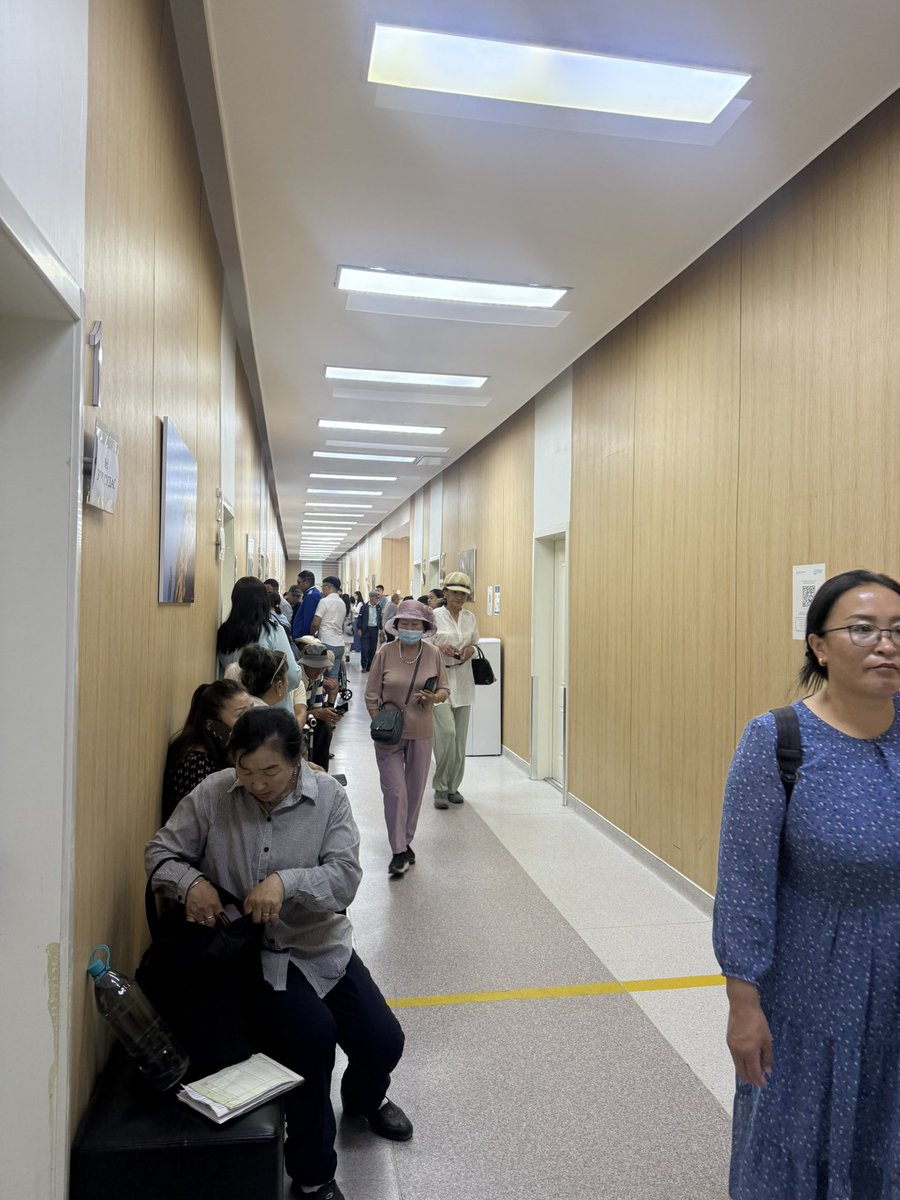 1-р эмнэлэгт зүрхний судас шалгадаг тодосгогч тасарчээ. 🤷‍♀️ Хүмүүс эмнэлэгт эм тариа бодис хүлээгээд үхэж байна. Гэхдээ гомдол ч мэдүүлэхгүй, дэндүү хүлцэнгүй. Боломжтой нь гадаад явж, дундаж нь хувийн эмнэлэгт очерлох. Засвар хийсэн ч агааржуулагч алга. Байгаагаас эмч л байна.