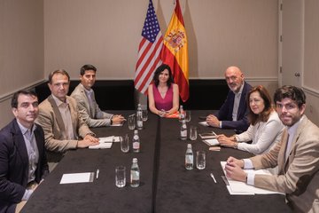 Hacerte un viajecito a vuestra costa a Miami para meter en el cuarto de las escobas del hotel a los rectores sentados alrededor de las mesas del buffet y con dos banderas que me han dejado es lo que diferencia mi gestión.

Pagáis vosotros

#AyusoViajaTuPagas