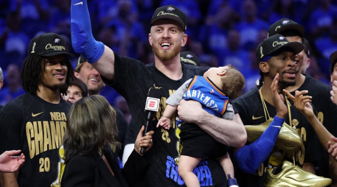 Tipp an Papa #Hartenstein - Wiedervorlage des Fotos zum 18. Geburtstag von Sohn Elijah😇👍🏀💯 <a href="/NBA/">NBA</a> Champions <a href="/okcthunder/">OKC THUNDER</a> Foto-Credits: <a href="/GettyImages/">Getty Images</a>