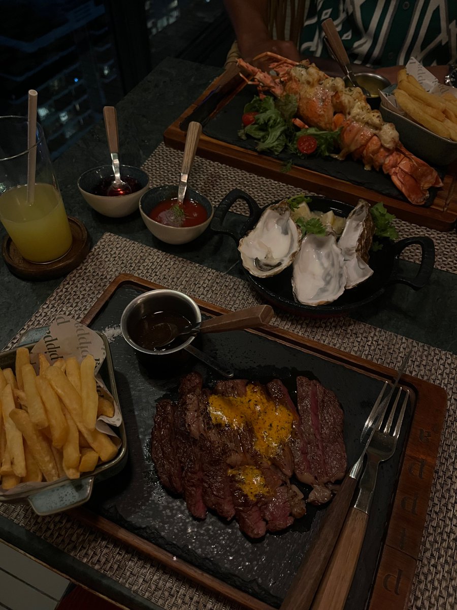 itsjuxii's tweet photo. Dinner just taste different when you’re Overseas 🍽️ https://t.co/GcXYZBeMYi