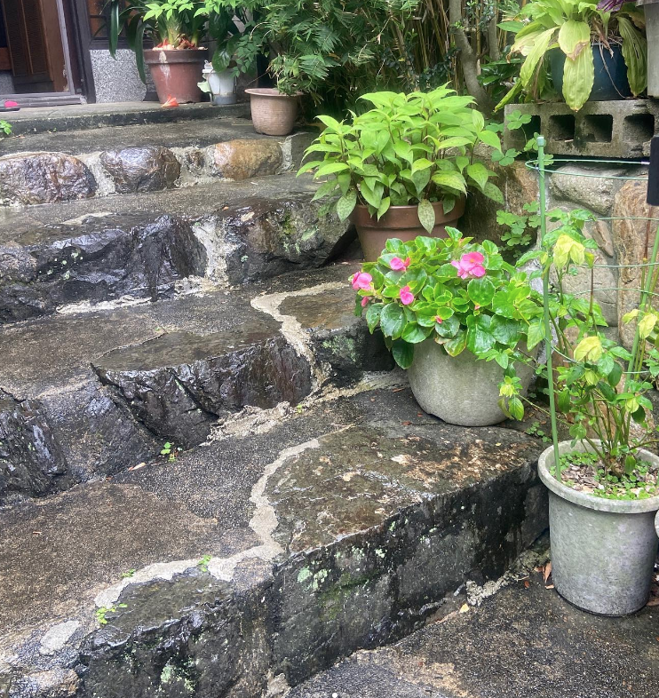 gotolife555's tweet photo. 【介護���険：屋外手すり】
石にも使えるアンカー固定の部材と埋め込み部材を併用✨コンクリ���ト仕上げでない地面にもしっかりと取り付け施工できます🙂
足場が悪く転倒の既往があるご利用者様、「ゴミ捨てが安心してできる」「あるのとないのは全然違うのね、されど手すりね」と喜んでくださいました！ https://t.co/Izkca6tYTj