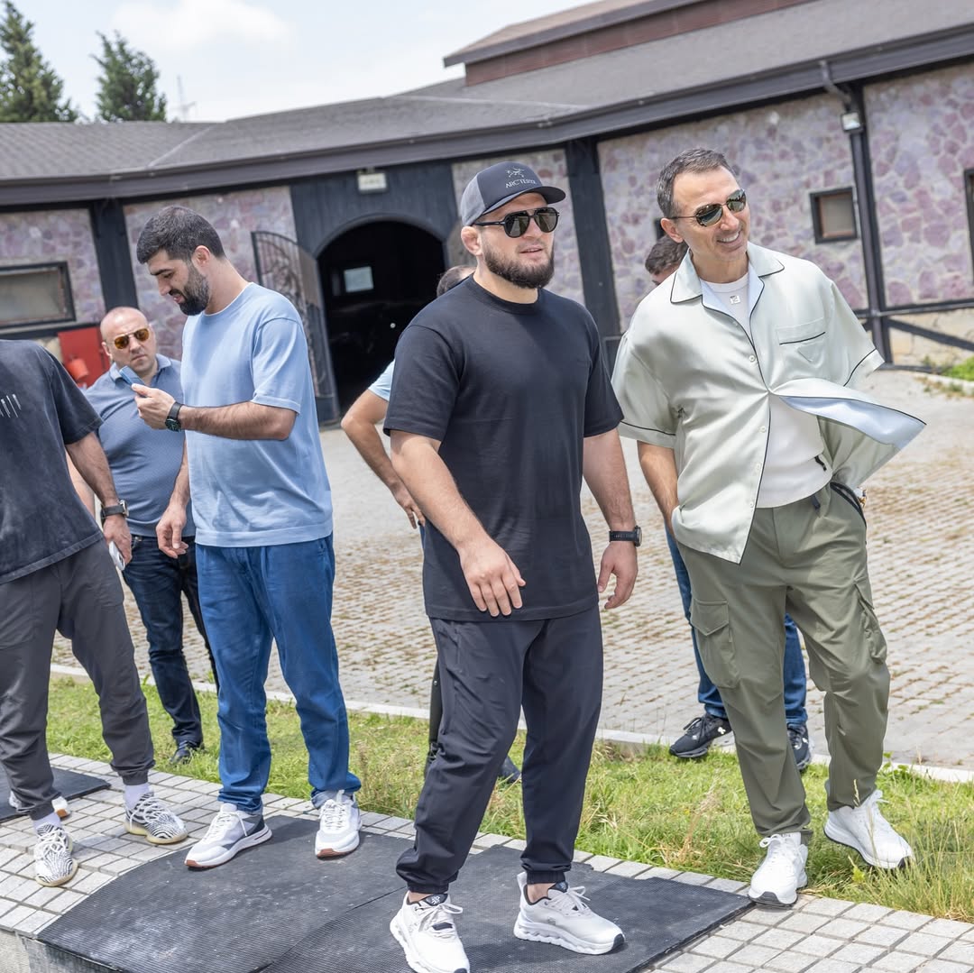 oxuazru's tweet image. 🇦🇿 Хабиб Нурмагомедов выразил благодарность Азербайджану и опубликовал фотографии из Баку.

#ХабибНурмагомедов #ЭминАгаларов #МикаилДжаббаров #АднанАхмедзаде