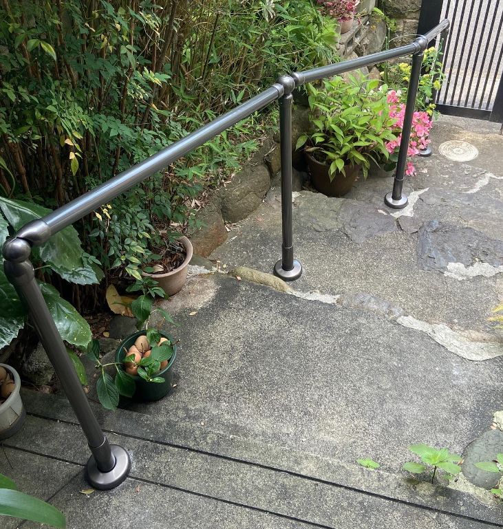 gotolife555's tweet photo. 【介護���険：屋外手すり】
石にも使えるアンカー固定の部材と埋め込み部材を併用✨コンクリ���ト仕上げでない地面にもしっかりと取り付け施工できます🙂
足場が悪く転倒の既往があるご利用者様、「ゴミ捨てが安心してできる」「あるのとないのは全然違うのね、されど手すりね」と喜んでくださいました！ https://t.co/Izkca6tYTj