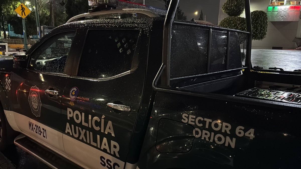 AlessandraRdlv's tweet photo. Me encuentro en estos momentos fuera de la alcaldía. Un cobarde disparó 9 veces contra el vehículo de nuestro jefe de la Policía Auxiliar en Cuauhtémoc.
Estamos tocando intereses podridos.
Pero que les quede claro: no nos van a doblar.

Somos más los que queremos una Cuauhtémoc segura. Y no vamos a parar. Vamos por el camino correcto. 

Pedimos a la @SSC_CDMX y @FiscaliaCDMX investiguen y den con los responsables.