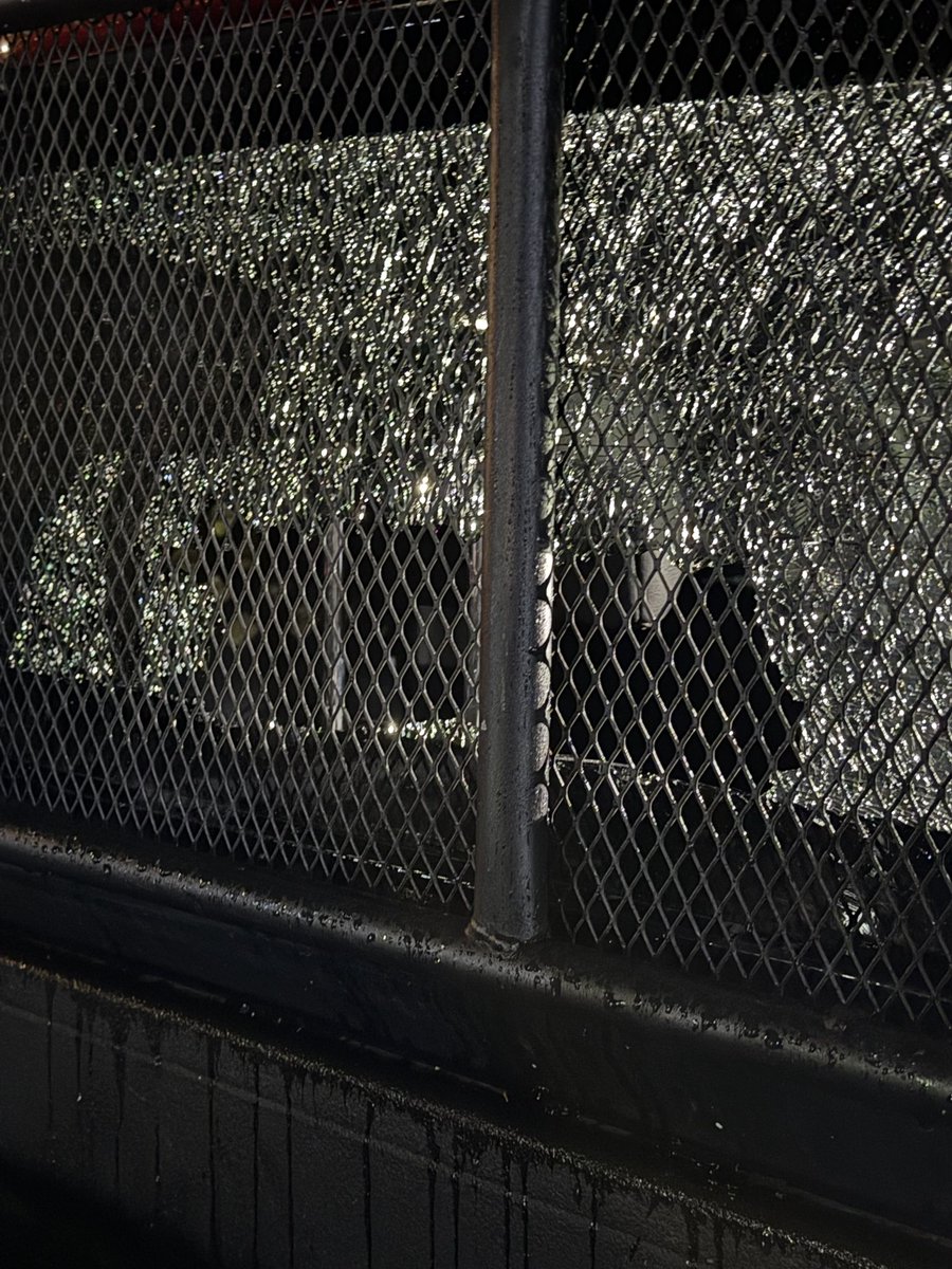 AlessandraRdlv's tweet photo. Me encuentro en estos momentos fuera de la alcaldía. Un cobarde disparó 9 veces contra el vehículo de nuestro jefe de la Policía Auxiliar en Cuauhtémoc.
Estamos tocando intereses podridos.
Pero que les quede claro: no nos van a doblar.

Somos más los que queremos una Cuauhtémoc segura. Y no vamos a parar. Vamos por el camino correcto. 

Pedimos a la @SSC_CDMX y @FiscaliaCDMX investiguen y den con los responsables.
