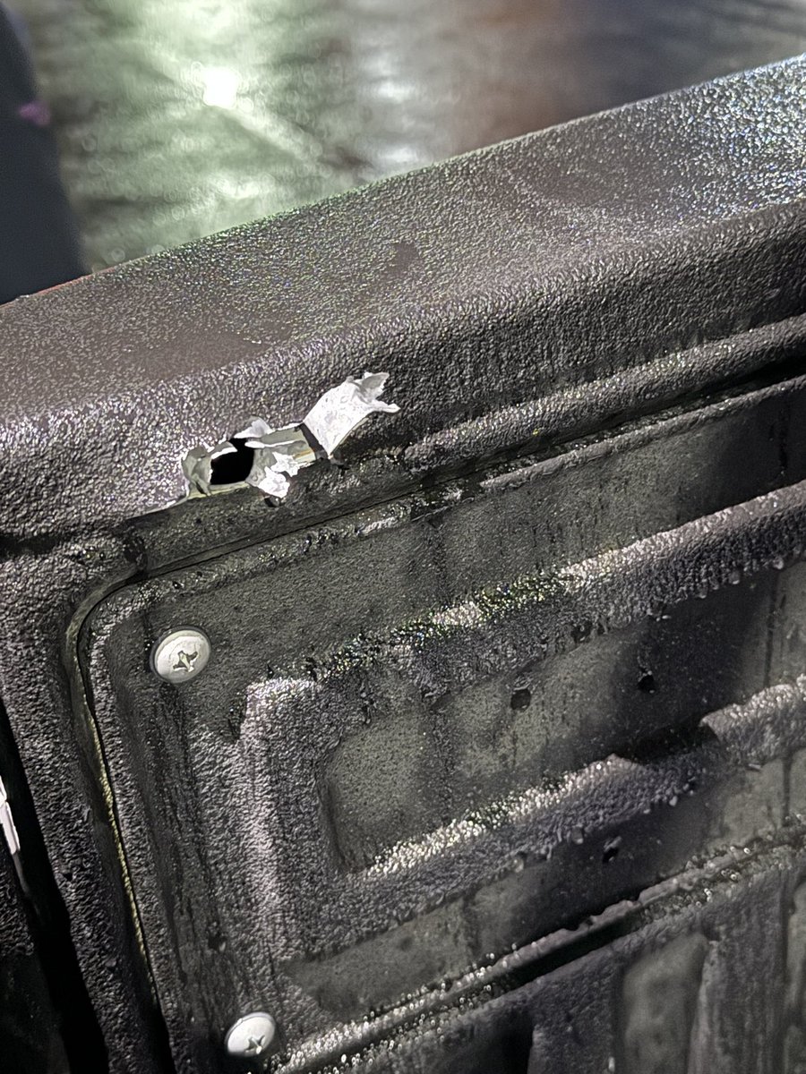 Me encuentro en estos momentos fuera de la alcaldía. Un cobarde disparó 9 veces contra el vehículo de nuestro jefe de la Policía Auxiliar en Cuauhtémoc.
Estamos tocando intereses podridos.
Pero que les quede claro: no nos van a doblar.

Somos más los que queremos una Cuauhtémoc