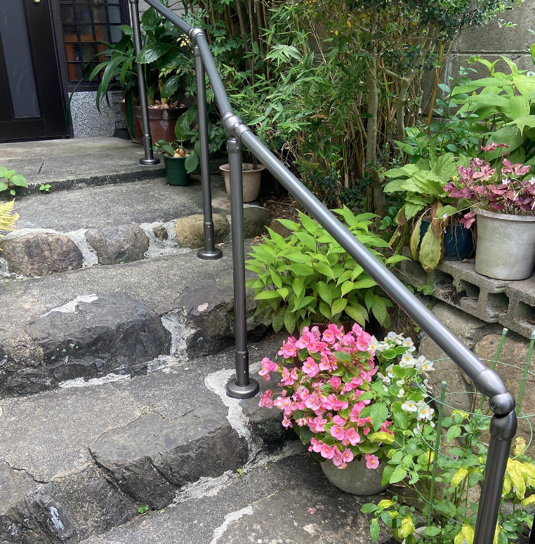 gotolife555's tweet photo. 【介護���険：屋外手すり】
石にも使えるアンカー固定の部材と埋め込み部材を併用✨コンクリ���ト仕上げでない地面にもしっかりと取り付け施工できます🙂
足場が悪く転倒の既往があるご利用者様、「ゴミ捨てが安心してできる」「あるのとないのは全然違うのね、されど手すりね」と喜んでくださいました！ https://t.co/Izkca6tYTj