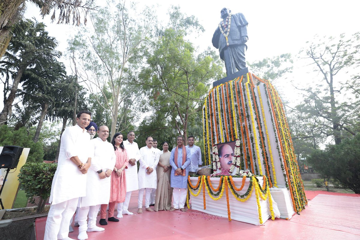 अगर आपको राष्ट्रीयता, राष्ट्रीय नीति, भारतीय राजनीति या संस्कृति को समझना है, तो डॉ. श्यामा प्रसाद मुखर्जी के जीवन का अध्ययन अवश्य करना चाहिए।

आज उनके बलिदान दिवस पर दिल्ली भाजपा द्वारा आयोजित श्रद्धांजलि कार्यक्रम में केंद्रीय मंत्री श्री <a href="/dpradhanbjp/">Dharmendra Pradhan</a> जी, मुख्यमंत्री श्रीमती