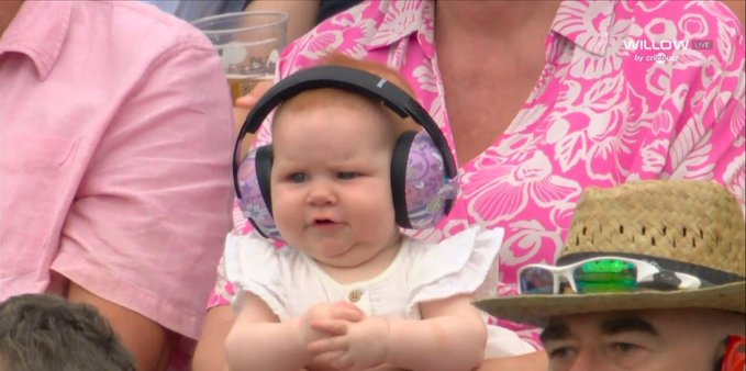 MaanBeena's tweet photo. Is she enjoying #INDvsENGTest match?😂🥰

#coti #IndvsEng #TestCricket https://t.co/54PD3aIuqT