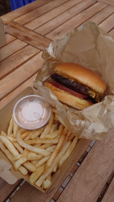 今までの人生で一度もハンバーガーを食べたことがなかったのでアメリカ館のハンバーガー食べます! 