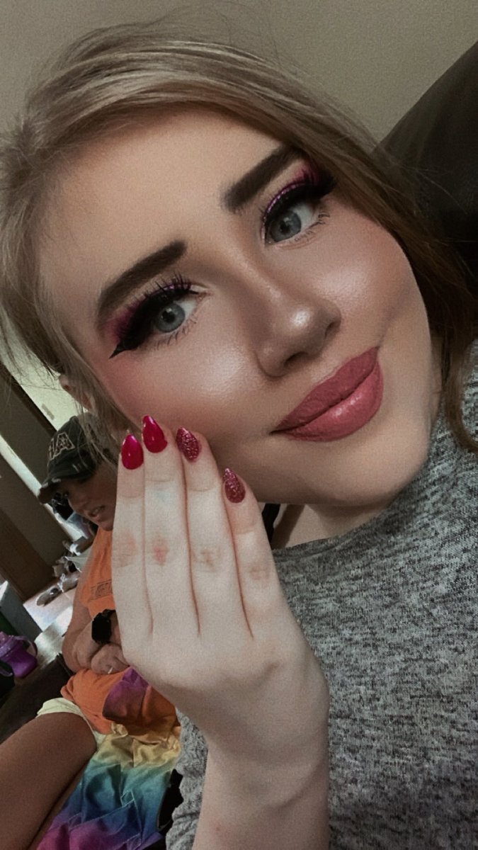 turney_sophia's tweet photo. “Saturday slay 💋 Got my nails done and couldn’t let this glam go to waste.”
“Pretty in pink… and sparkle ✨ Yes, I matched my vibe and my nails.”
#GlamSelfie #MakeupOnPoint #NailGoals #FierceAndFlawless #BoldBeauty
#LashesForDays #MakeupMagic #BeautyVibes #PinkEyeshadow https://t.co/HZwYUVBTOw