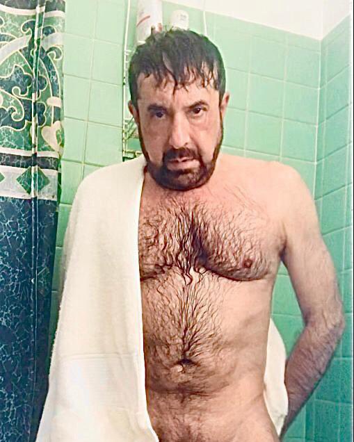 Deseando lo mejor del mundo, con mucho amor, siempre y bien mojados con tanta lluvia. Foto completa claro que si. No oculto nada. Nada más ni se me espante.