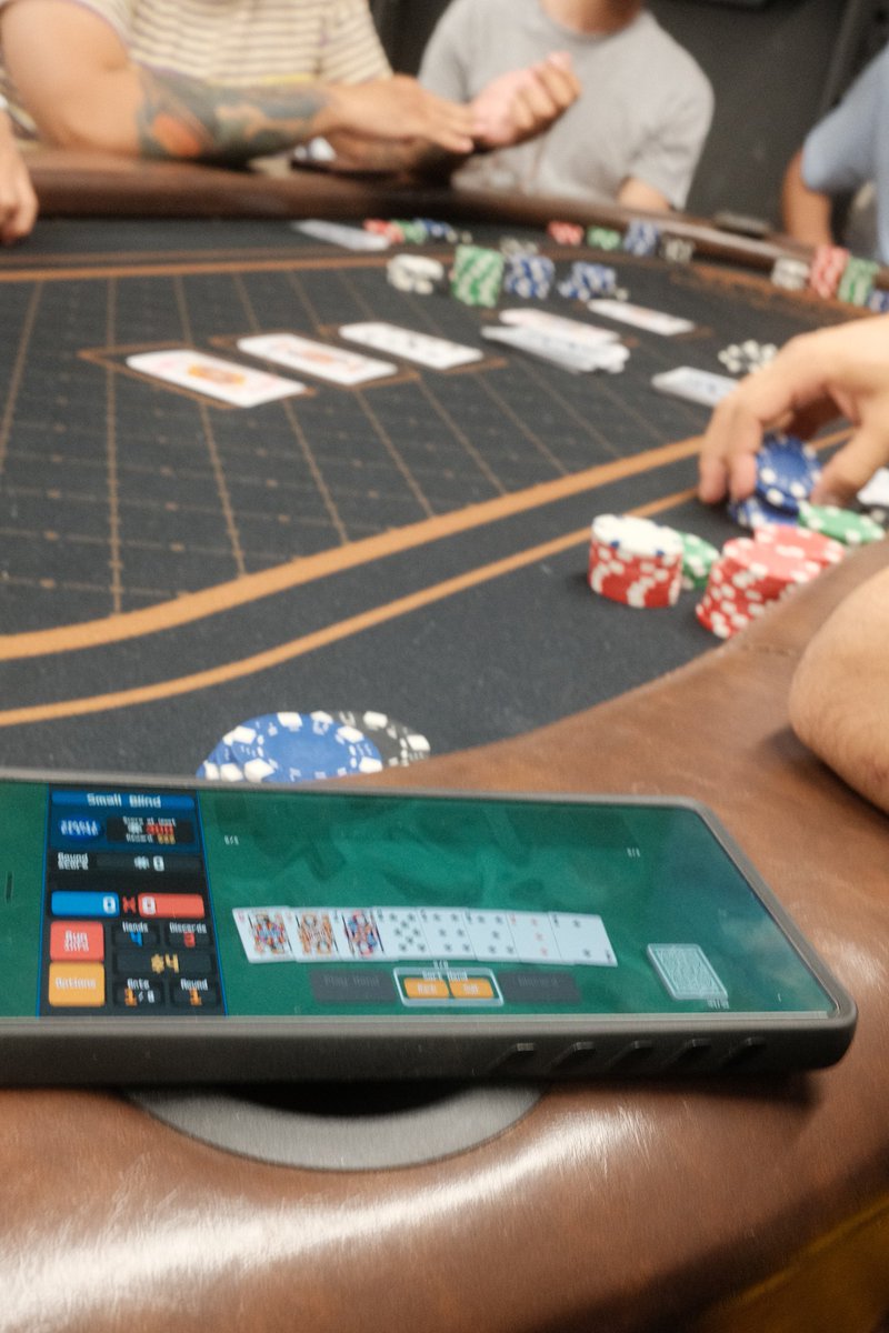 moobiful's tweet image. this poker shit kinda boring