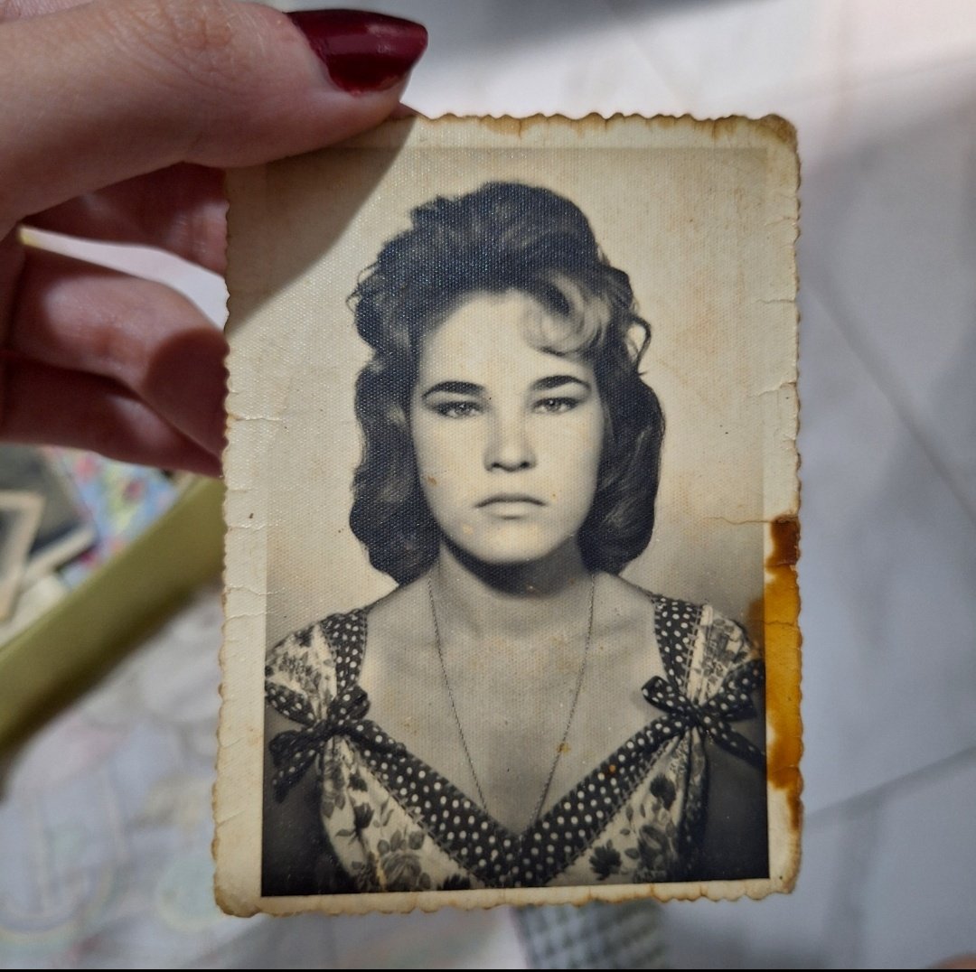 opheliapoem's tweet photo. FAKE NEWS! 
essa mulher na imagem é minha avó e o seu rosto está editado. quem fez a edição foi uma geisimara bittencourt, ao qual compartilhou no facebook também alegando ser da família. tanto ela quanto essa conta são farsantes. denunciem, por favor https://t.co/LRM8diBTwB