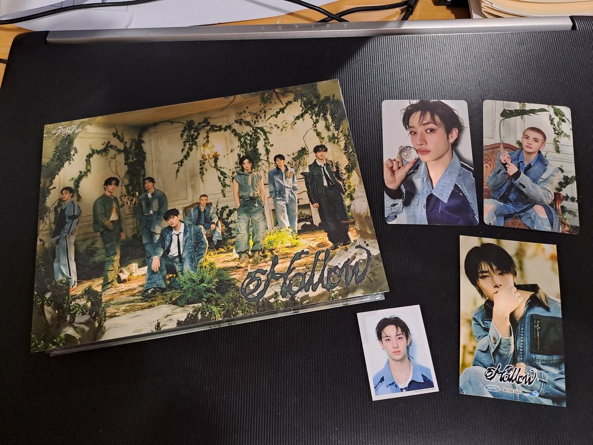 jules_hooper's tweet photo. Hollow cd and bluray edition with bonus I.N pc. Love it 😀 😍 
@Stray_Kids_JP 
#StrayKids #Hollow https://t.co/ffORpiv6No