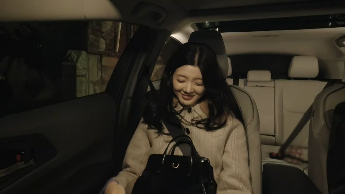 defallday's tweet photo. im still here in this car scene— ✨💓#HeartPairing https://t.co/N77HpXAIIb