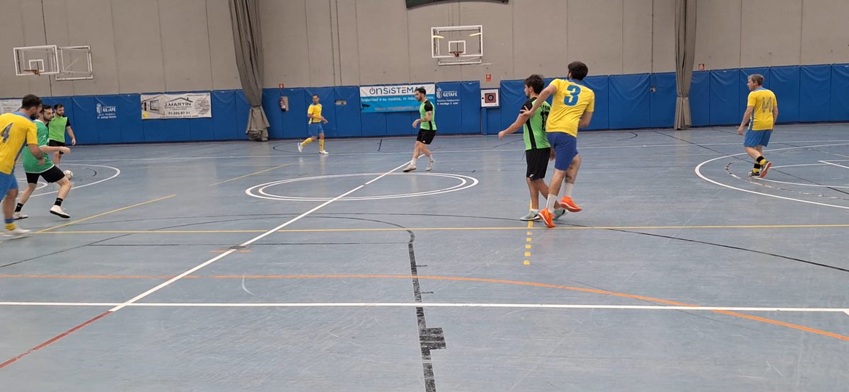 CerroGetafeFS's tweet photo. 📸 Últimas fotos por aquí del encuentro final del Cerro Getafe en esta temporada.

El equipo se marchará de vacaciones hasta la próxima temporada 💪

#VamosCerro🔰 https://t.co/2DCn9q115D