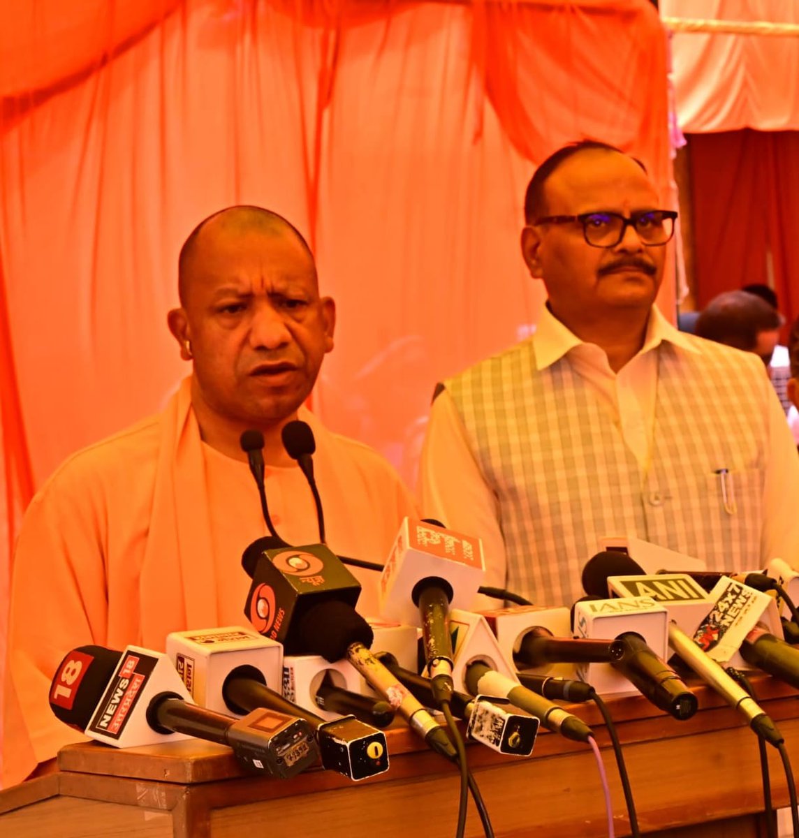 आज लखनऊ में यशस्वी मुख्यमंत्री श्री योगी आदित्यनाथ जी एवं अन्य वरिष्ठजनों के साथ महान राष्ट्रवादी, शिक्षाविद् व भारतीय जनसंघ के संस्थापक डॉ० श्यामा प्रसाद मुखर्जी जी के बलिदान दिवस पर उनकी प्रतिमा पर पुष्पांजलि अर्पित कर उन्हें शत शत नमन करते हुए।
इस अवसर पर मा० प्रदेश अध्यक्ष,