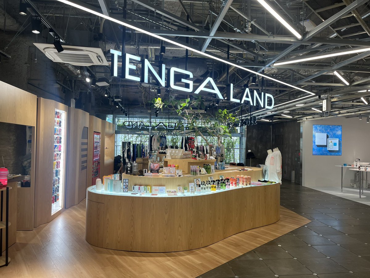 oinaritatuya's tweet photo. 前々から気になっていたTENGALANDに行ってきました。
店員さんと話してたら、なんと地元が全く一緒で、尚且つ僕のことをテンガを 紹介した動画で知っていました(笑)
帰りに寄った松本光一展も、とても勉強になり感銘を受ける素晴らしい展示会でした。
#TENGA #TENGALAND #原宿 #松本光一展 https://t.co/ra6ECdS3mL