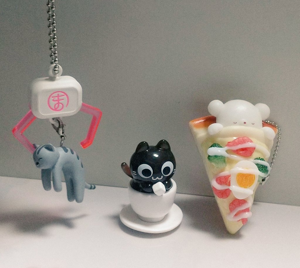 vmaimnpt's tweet image. 最近のガチャ活〜
🌟クレーンゲームぷらぷらマスコット
🌟ねこぉひ～ コレクションフィギュア
🌟おやすみくまさんピザ ボールチェーンマスコット

クレーンゲームのやつは付け替えてアレンジしよ！！
ねこぉひ〜は狙いの角砂糖一発で神引き👏
おやすみくまさんはクオリティ高くて満足度やばい🥳