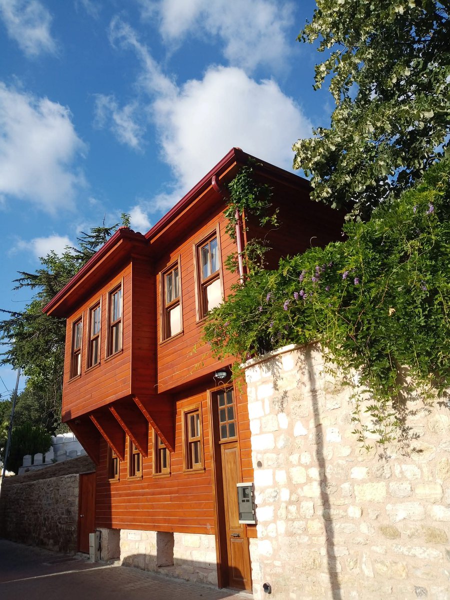 Her evin bir şahsiyeti vardır, her ev bir âlemdir.

| Turgut Cansever

📷 Kaşgârî Dergâhı civârı,
Eyüp Sultan'dan.