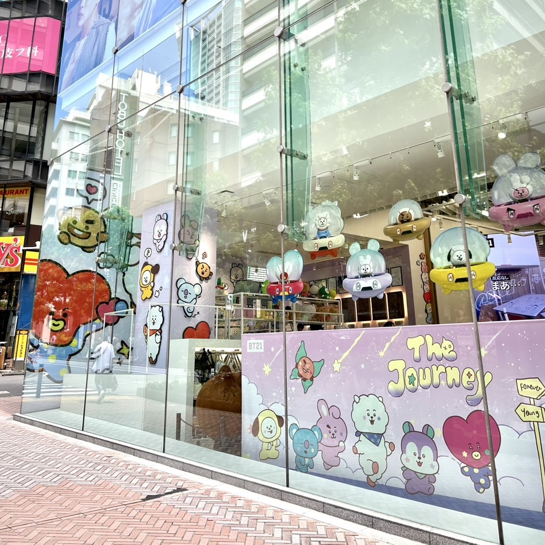BT21_Japan's tweet image. ˗ˏˋ 📢 #BT21 #TheJourney 渋谷ストア1Fにて好評発売中 💫 ˎˊ˗

店内も可愛くラッピング💖
オリジナルデザインのレシート写真機の無料体験にカプセルトイも引き続き楽しめるよ！
不織布バッグのお買い上げ特典に、SNS投稿イベントも開催中🎈

みんな遊びに来てね🚀

🎫予約不要