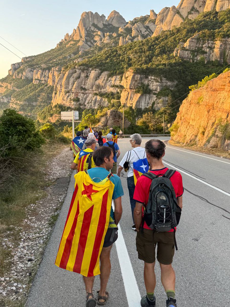 assemblea's tweet photo. ⬛️⬜️ Bon dia des de Montserrat!

La marxa avança a bon pas!

Que no hi posi ni un peu! https://t.co/ZYfmBxS49n
