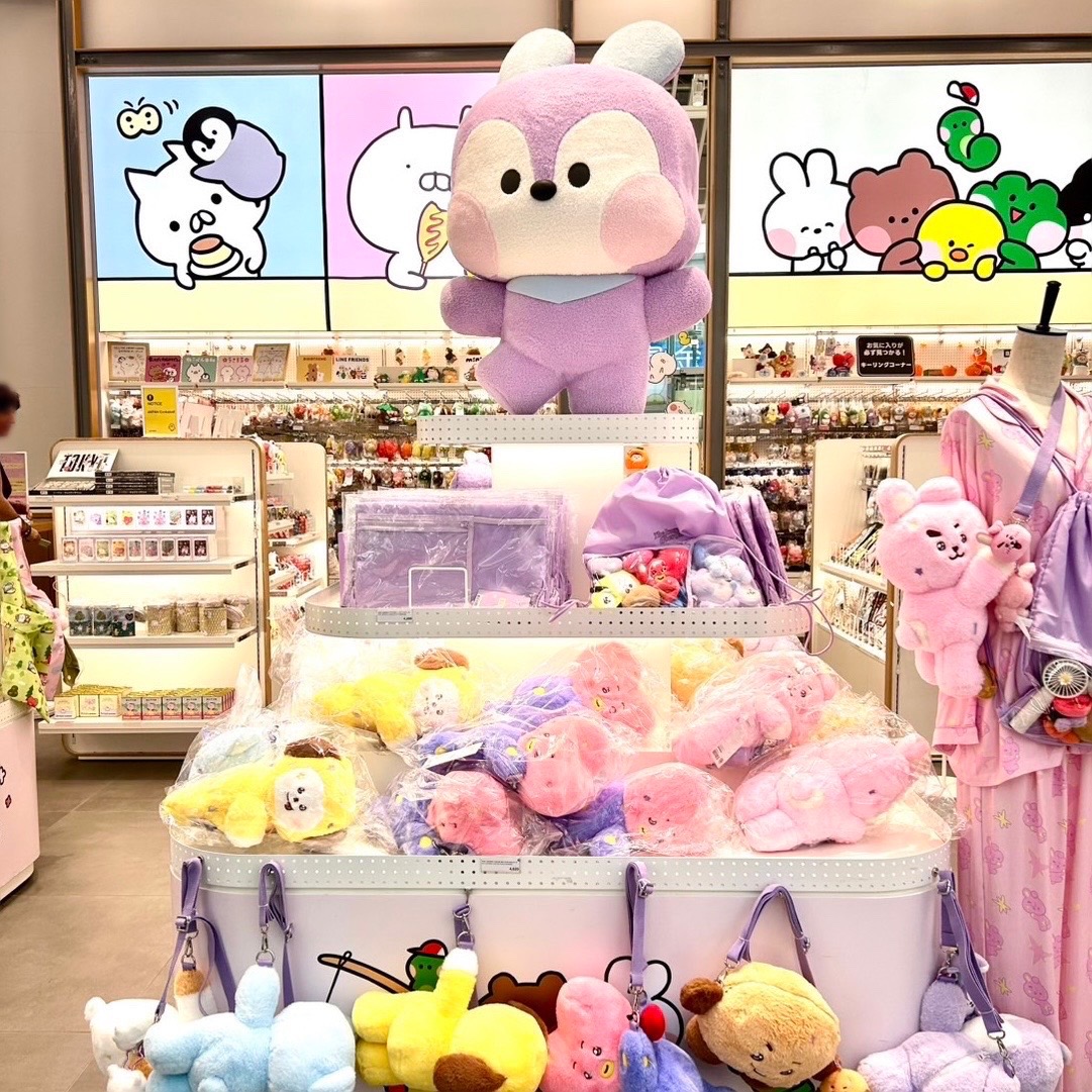 BT21_Japan's tweet image. ˗ˏˋ 📢 #BT21 #TheJourney 渋谷ストア1Fにて好評発売中 💫 ˎˊ˗

店内も可愛くラッピング💖
オリジナルデザインのレシート写真機の無料体験にカプセルトイも引き続き楽しめるよ！
不織布バッグのお買い上げ特典に、SNS投稿イベントも開催中🎈

みんな遊びに来てね🚀

🎫予約不要