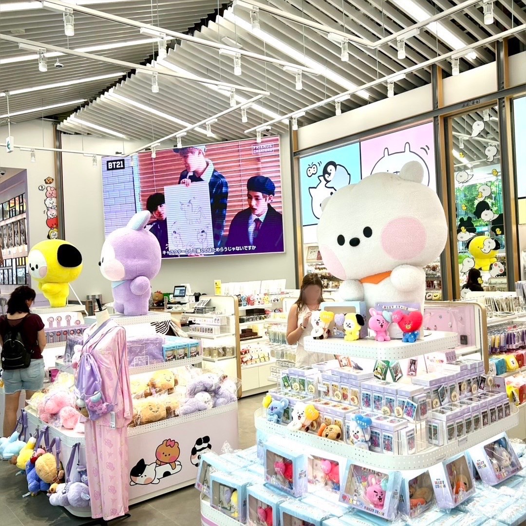 BT21_Japan's tweet image. ˗ˏˋ 📢 #BT21 #TheJourney 渋谷ストア1Fにて好評発売中 💫 ˎˊ˗

店内も可愛くラッピング💖
オリジナルデザインのレシート写真機の無料体験にカプセルトイも引き続き楽しめるよ！
不織布バッグのお買い上げ特典に、SNS投稿イベントも開催中🎈

みんな遊びに来てね🚀

🎫予約不要