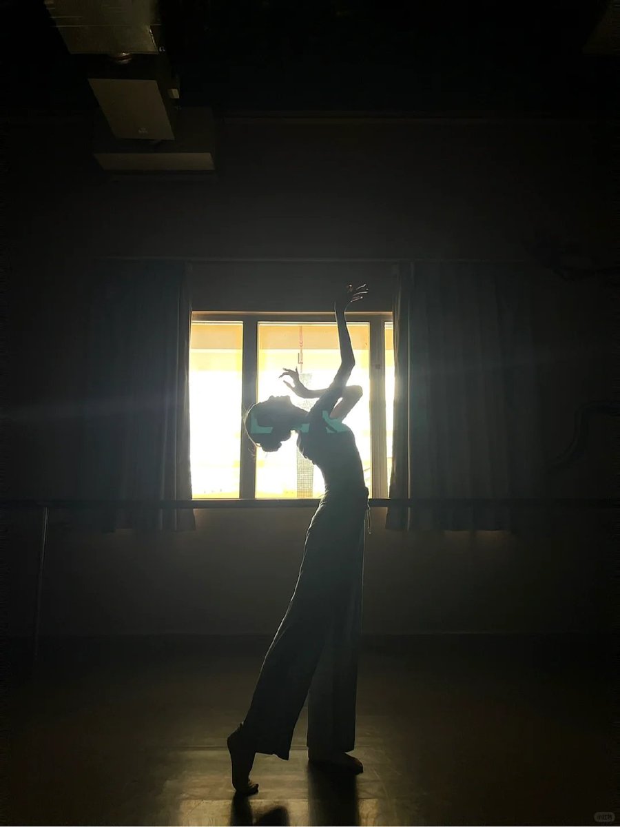 istar_usea's tweet image. Afternoon sunlight filters through lattice windows, painting the perfect stage for gliding steps across shadow and light. 🖤 #DanceOfLight #TraditionalArts #DancersMeditation