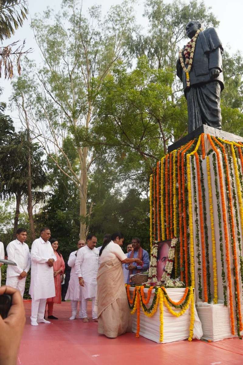 BJP4Delhi's tweet image. डा. श्यामा प्रसाद मुखर्जी जी की पुण्यतिथि पर उनकी प्रतिमा पर माल्यार्पण कर भाजपा नेताओं एवं कार्यकर्ताओं ने श्रद्धासुमन अर्पित किये।
केन्द्रीय मंत्री श्री @dpradhanbjp, मुख्यमंत्री श्रीमती @gupta_rekha, विधानसभा अध्यक्ष श्री
@Gupta_vijender आदि ने प्रदेश अध्यक्ष श्री…