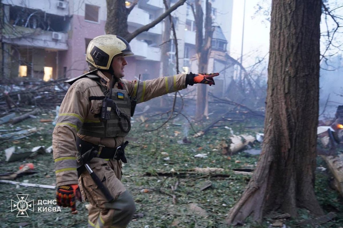 Stanotte la Russia ha nuovamente attaccato Kyiv con missili e droni. 5 morti e 19 feriti. Colpito un palazzo residenziale. L’aggressione russa continua