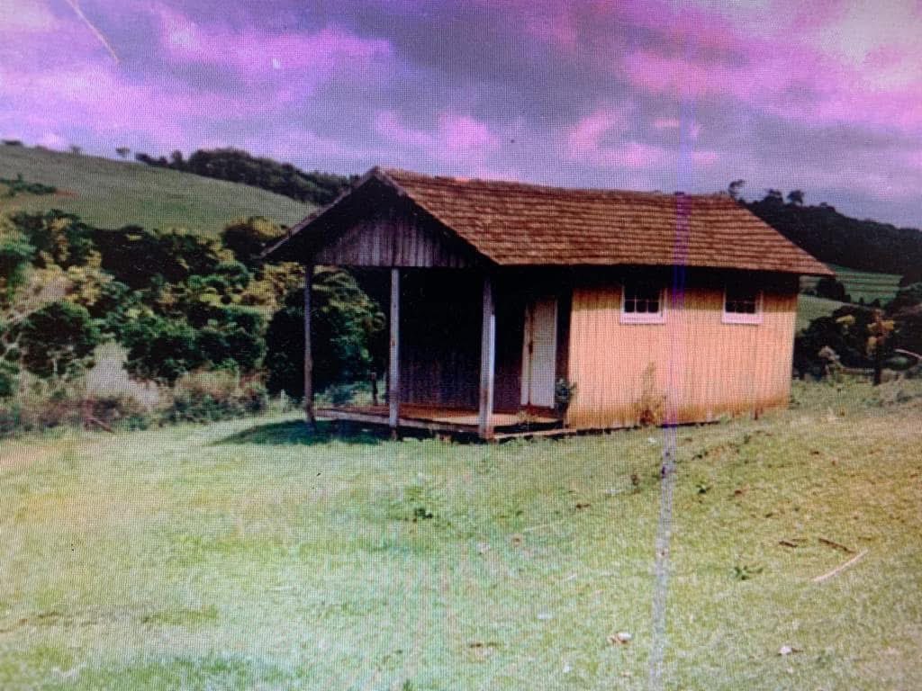 Essa era a escola Borges de Medeiros da Linha Eurides, em Dois Vizinhos Paraná.
Tempo em que a escola formava homens e mulheres com virtudes.
Essa formação incluía não apenas o aprendizado de habilidades práticas, mas também a transmissão de valores morais e éticos,capacitando-os