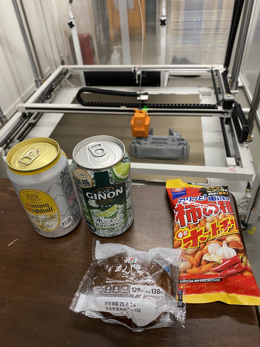tamatetu's tweet image. 再出勤して3Dプリンターのお守り。
純正のスライスソフトをデフォルトの設定で使ったのだがどう考えてもサポート材が足りないと・・・
初心者爺は気になって現場を押さえるために再出勤しました。(あくまで私用です)
どちらにせよ失敗も勉強だしね。
夜の隠居部屋、なんか楽しい!…
