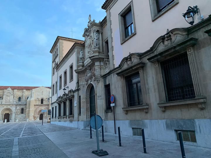 Ayuntamiento de León (@leonayto) on Twitter photo 📍 Vuelve el 'Recorrido Romántico’ a las fiestas de San Juan y San Pedro
📅 26 de junio, desde las 22:00h
☎️ Este año, la ruta recorre la historia del teléfono en León con paradas en 5 lugares emblemáticos.
ℹ️tinyurl.com/3fad7m6m
<a href="/AytoLeonCultura/">Ayuntamiento de León - Cultura</a>
#LeónEsp #LeónEsCultura 📍 Vuelve el 'Recorrido Romántico’ a las fiestas de San Juan y San Pedro
📅 26 de junio, desde las 22:00h
☎️ Este año, la ruta recorre la historia del teléfono en León con paradas en 5 lugares emblemáticos.
ℹ️tinyurl.com/3fad7m6m
<a href="/AytoLeonCultura/">Ayuntamiento de León - Cultura</a>
#LeónEsp #LeónEsCultura