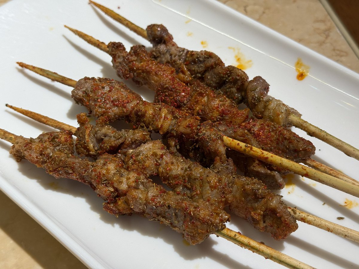 晚上新疆饭馆单走个大盘鸡拌面，6串肉筋，55。在南城价格算中等偏上的。