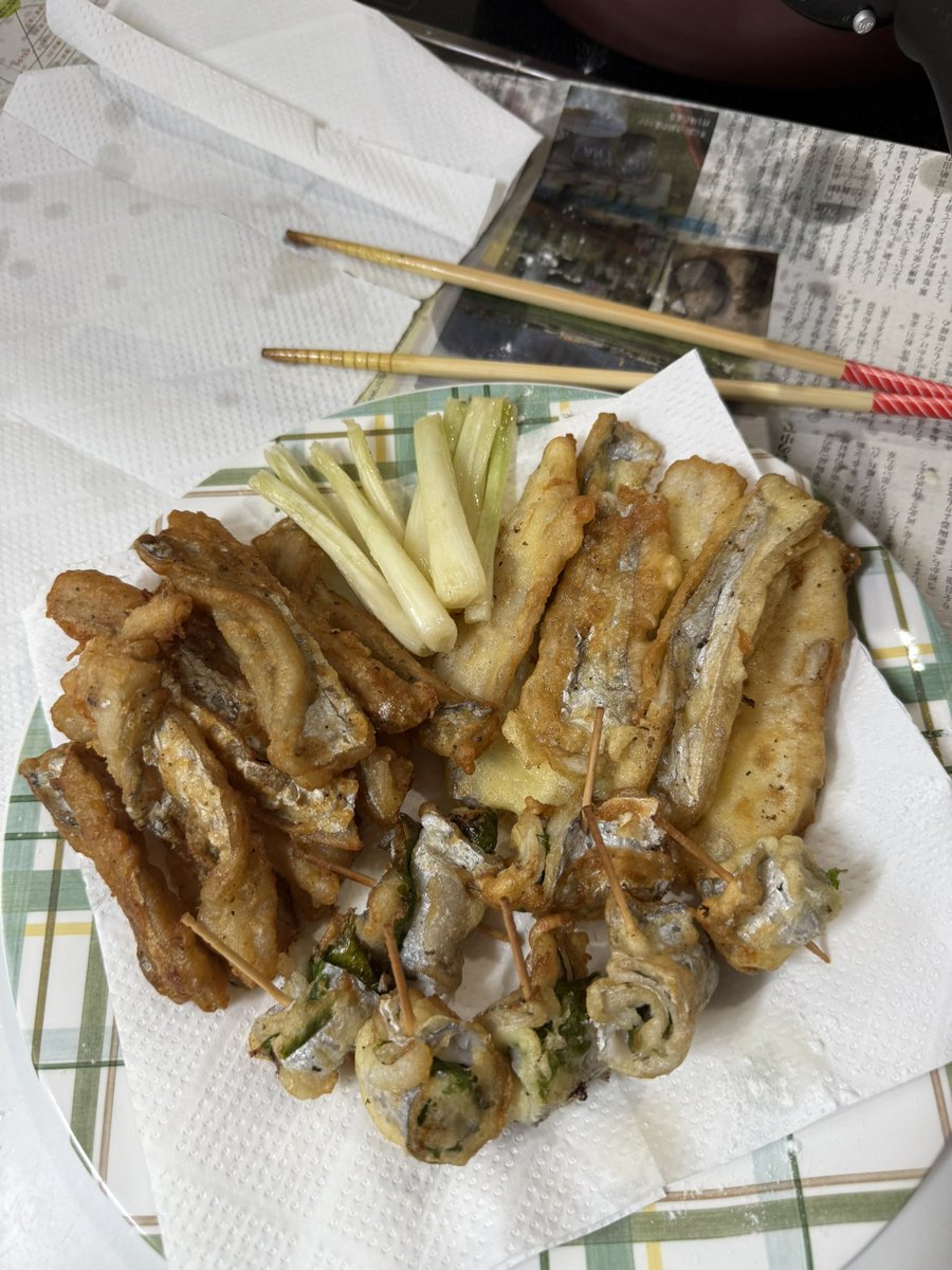 astroken's tweet image. 週末釣った太刀魚は全部揚げました。
天ぷらと唐揚げと梅大葉巻き😋
まとめて天丼にしちゃいました。
長女夫妻が先に取りに来たんで、これは次女夫妻用。
毎回思うだけど、釣りしてる時間よりも調理している時間の方が長い😂