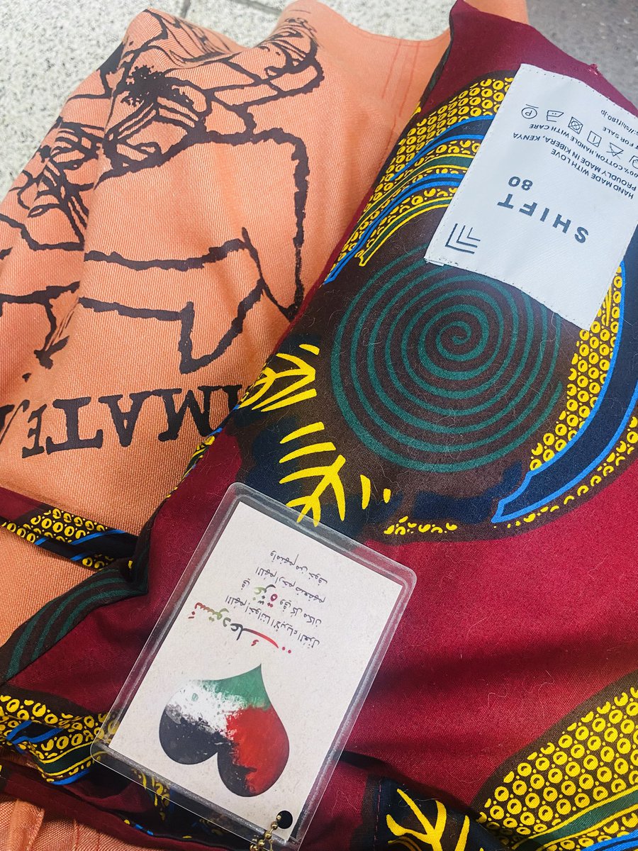 今日は<a href="/super_kiki_shop/">SUPER-KIKI SHOP</a>さんの気候正義スカート、 <a href="/SHIFT80jp/">SHIFT80🌍WE ARE ALL EARTHLINGS</a> さんのピアスとトートバッグに、自分で作った #FreePalestine のチャームを付けて出社した〜

地味に意思表示してます(°Д°)و