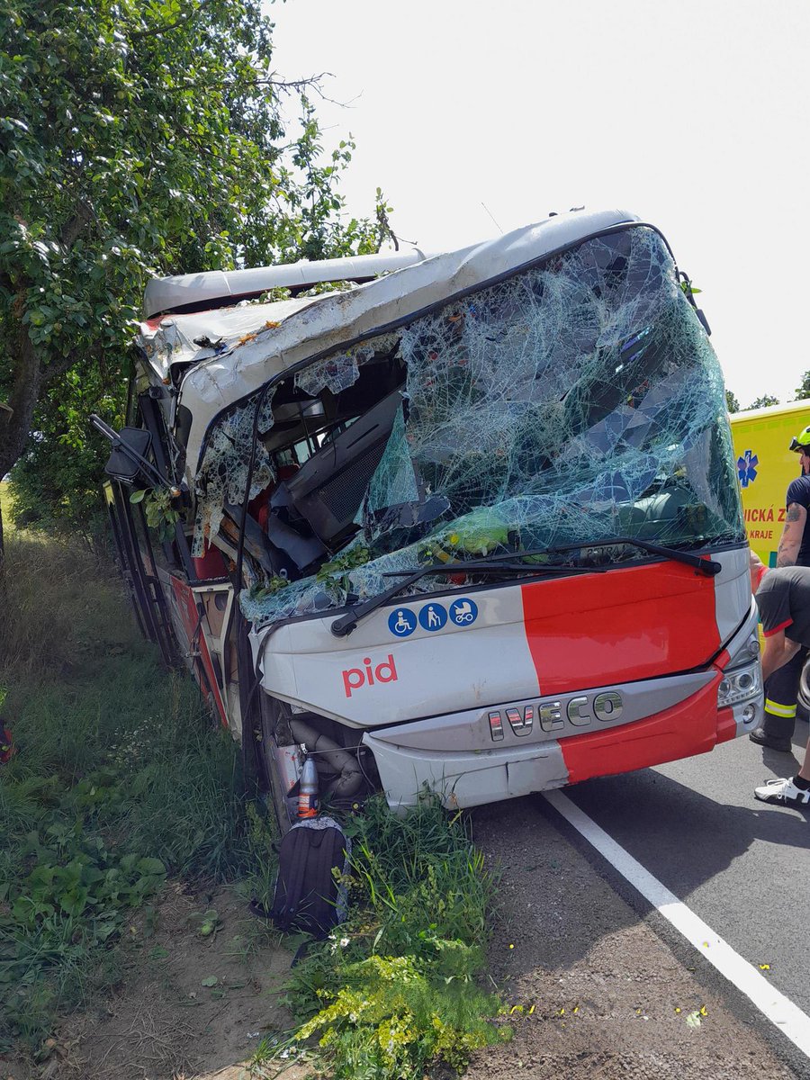 HZS Středočeského kraje (@hzs_stc) on Twitter photo 23. června 2025, 12:37, Kluky (MB)🚒
Profesionální hasiči z Bělé pod Bezdězem a Mladé Boleslavi vyjeli k dopravní nehodě autobusu, který narazil do stromu. Při příjezdu jednotek na místo byli všichni cestující z autobusu venku a prohlíženi lékařem <a href="/ZZS_SCK/">Zdravotnická záchranná služba Středočeského kraje</a>. Hasiči na místě 23. června 2025, 12:37, Kluky (MB)🚒
Profesionální hasiči z Bělé pod Bezdězem a Mladé Boleslavi vyjeli k dopravní nehodě autobusu, který narazil do stromu. Při příjezdu jednotek na místo byli všichni cestující z autobusu venku a prohlíženi lékařem <a href="/ZZS_SCK/">Zdravotnická záchranná služba Středočeského kraje</a>. Hasiči na místě