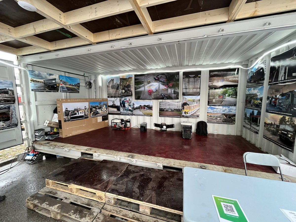 PowerUpUkraine's tweet image. Välkomna upp på vår containerbalkong och in i vår monter i Almedalen! Vi befinner oss i Ukrainska Hubben!