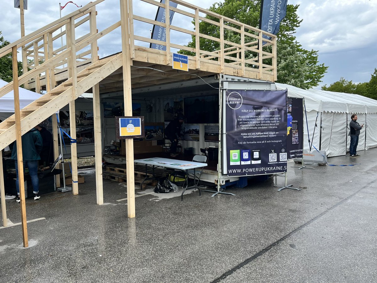 PowerUpUkraine's tweet image. Välkomna upp på vår containerbalkong och in i vår monter i Almedalen! Vi befinner oss i Ukrainska Hubben!