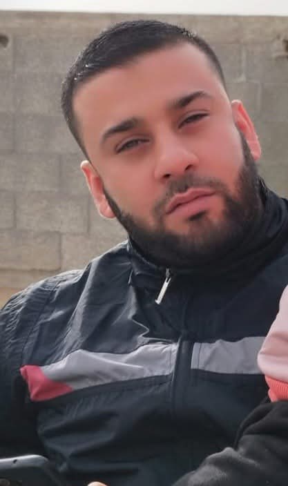 a7medlu's tweet image. "فليقاتل في سبيل الله الذين يشرون الحياة الدنيا بالآخرة ومن يقاتل في سبيل الله فيقتل أو يغلب فسوف نؤتيه أجرا عظيمًا"
الشهيد بإذن الله "محمد فتحي لبد" الذي ارتقى على أرض الشمال الحبيبة، حسبك أن الله يعرفك.
كان بسيطا كالماء، واضح كطلقة مسدس.