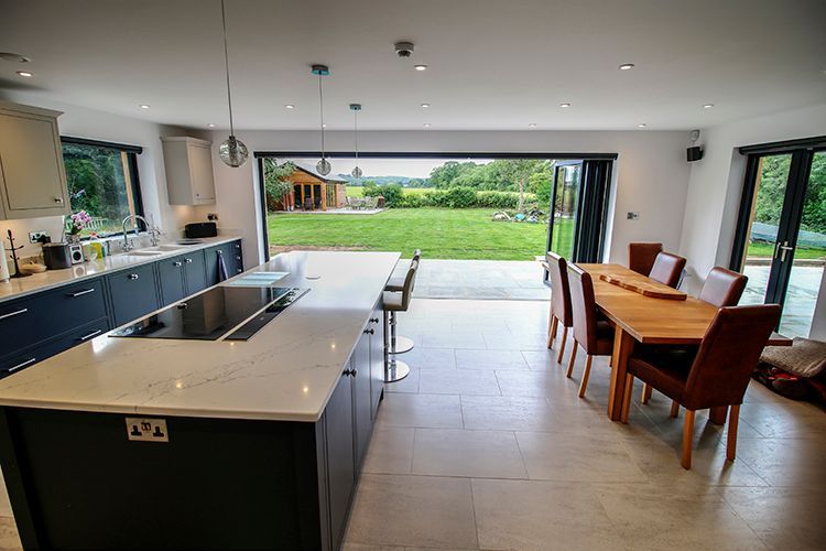 Stunning breakfast bar views to the garden and Berkshire countryside at this family home in Maidenhead, where we installed two sets of Solarlux SL60e bifold doors shorturl.at/BRBym