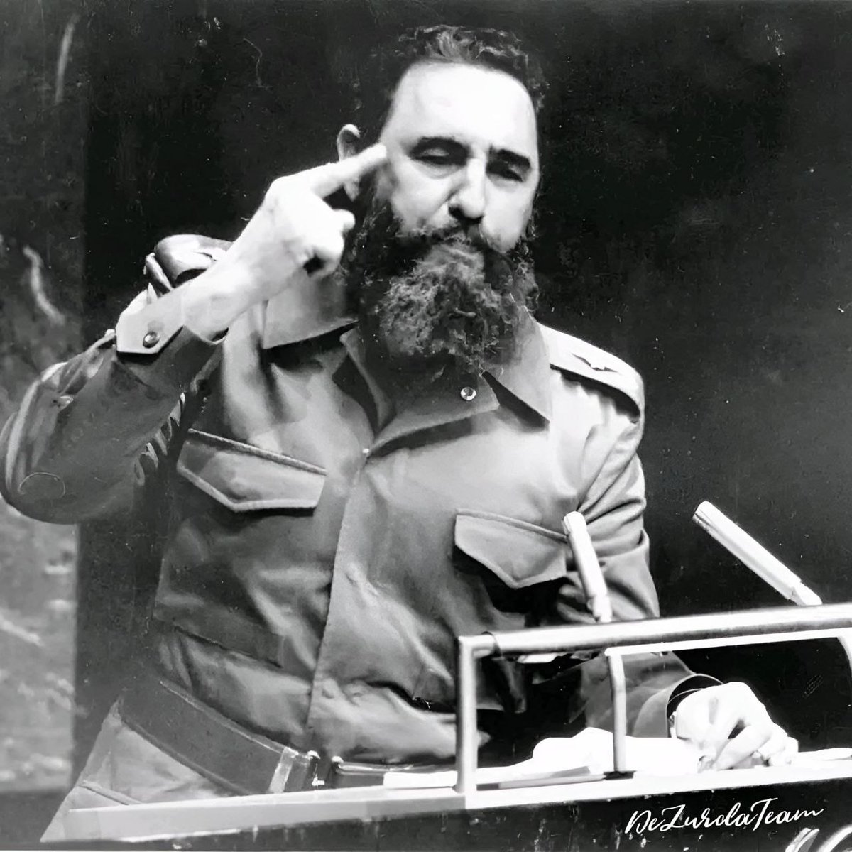#FidelEnUnaFrase:| "Hay que desenmascarar a los que negocian con la guerra, a los que se enriquecen con la guerra. Hay que abrirle los ojos al mundo, y enseñarle quiénes son los que negocian con el destino de la humanidad [...]". 

Condenamos enérgicamente los bombardeos de EE.UU