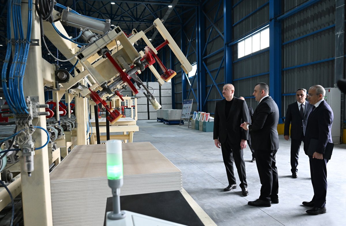 ikisahilnews's tweet photo. 🇦🇿 Prezident İlham Əliyev iyunun 23-də #Goranboy rayonunda “Konstralab Industries” QSC-nin tikinti materialları istehsalı müəssisəsinin açılışında iştirak edib. https://t.co/sODukShYgH